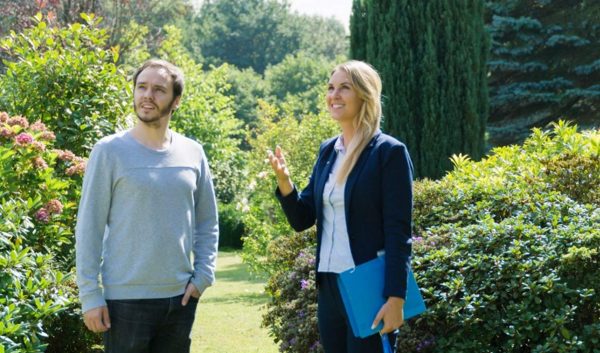 Makler bei der Präsentation eines Immobilienangebots