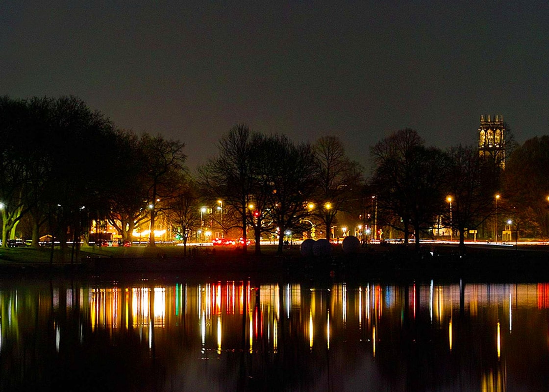 Münster Aaseestadt bei Nacht mit Wasserspiegelungen