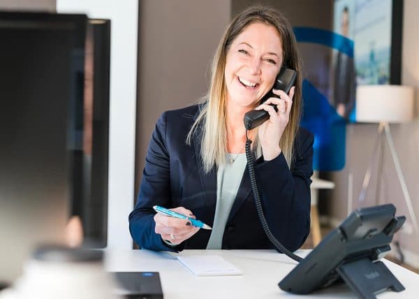 Maklerin am Telefon