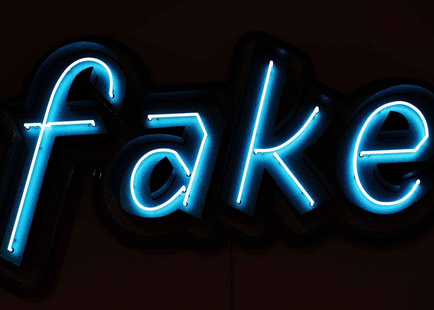 leuchtschrift mit dem Text "fake"