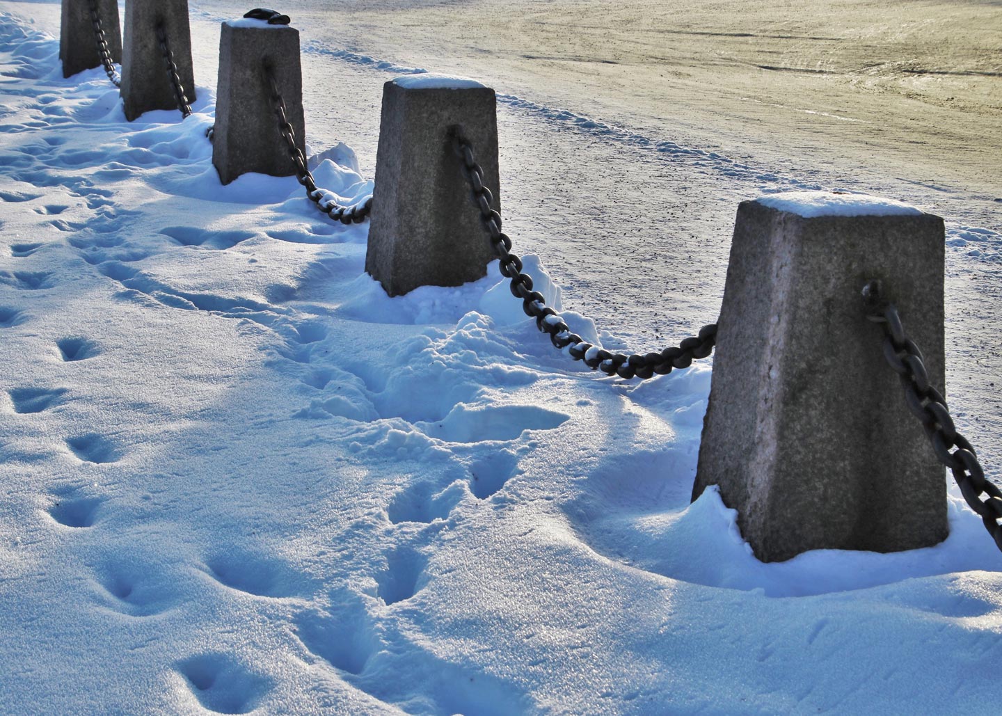 Verschneiter Weg mit Spuren