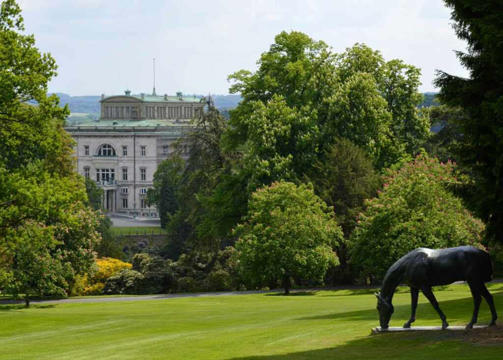 Bredeney - Villa Hügel mit Pferdeskulptur im Park