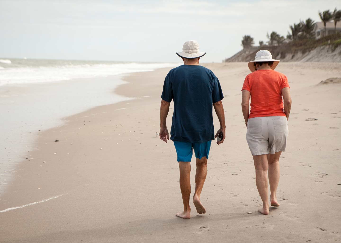 Immobilienübertragung - Paar im Ruhestand am Strand