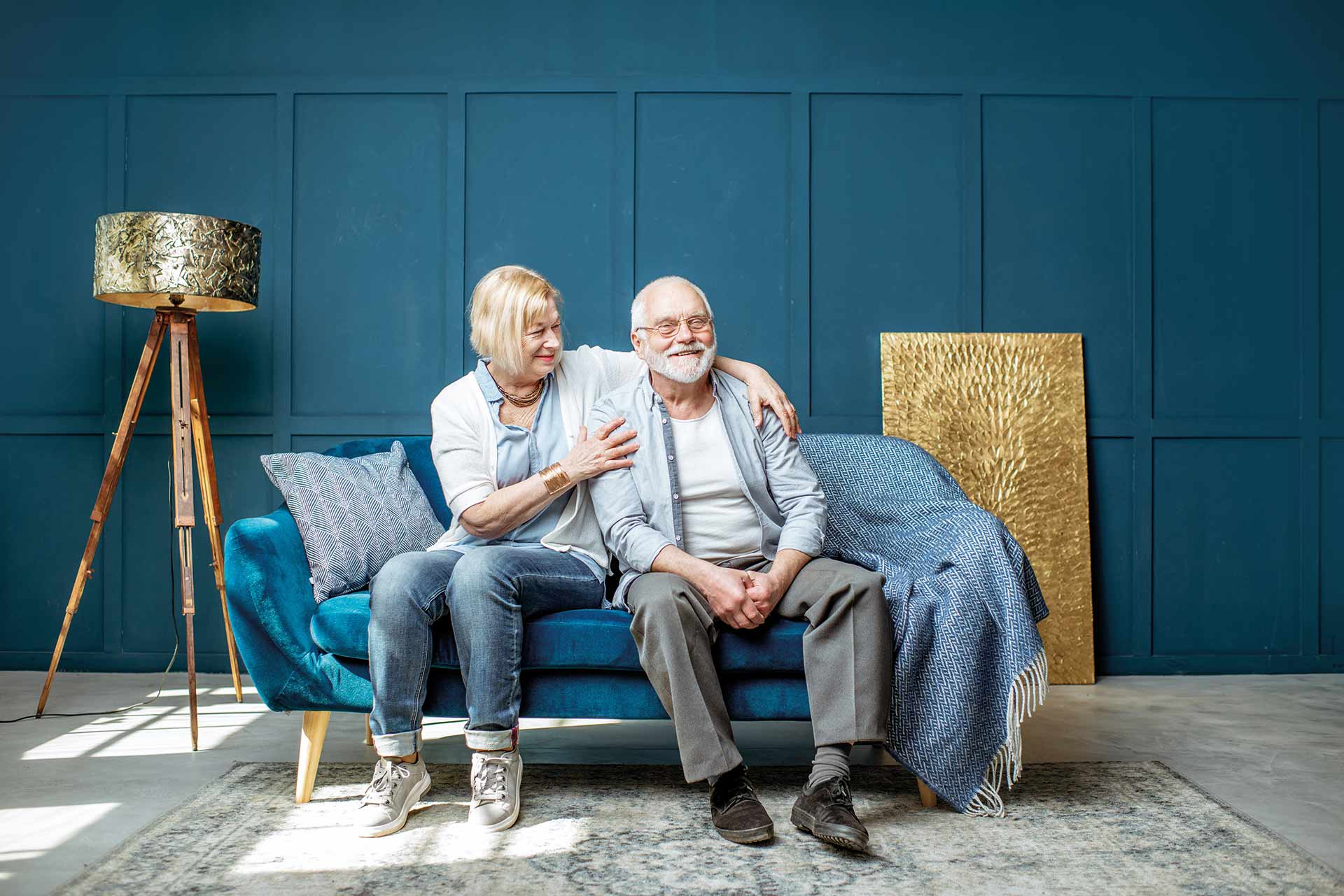 Älteres Paar in einer Wohnung die zu groß ist