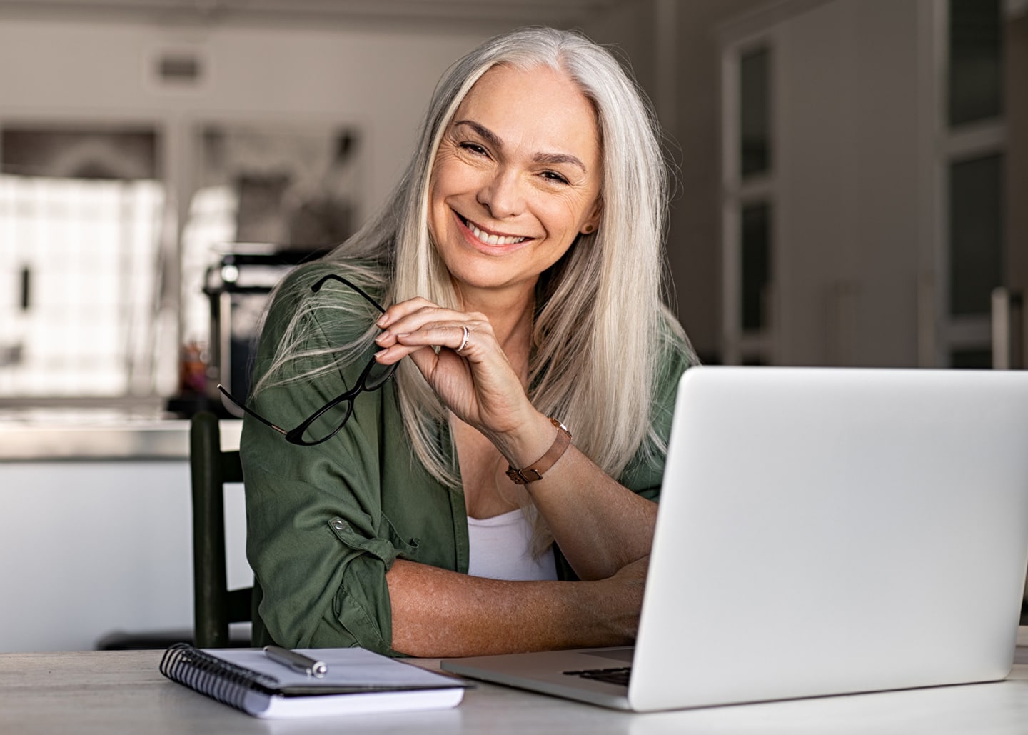 Privater Immobilienverkauf - Frau am Labtop