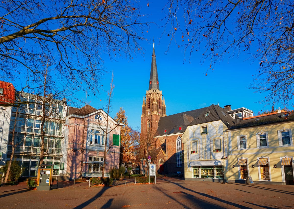 Blick zur evangelischen Kirche in Moers vom Katellplatz aus