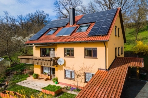 Ihr neuer Wohlfühlort mit einem traum­haften Ausblick. Perfekt für Mehrgenerationen, 90579 Langenzenn, Zweifamilienhaus