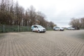 Außenbereich mit Parkfläche