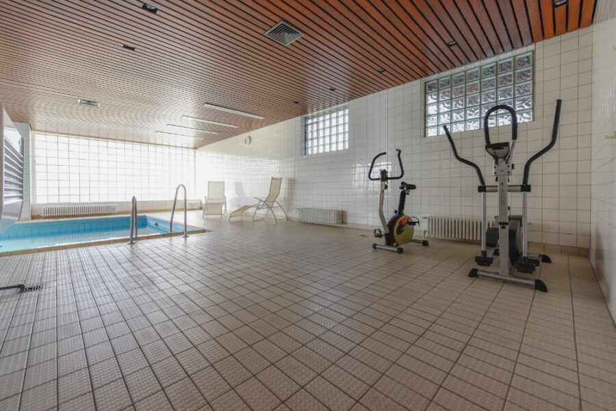 Eine wahre Wellnessoase - Schwimmbad mit Fitnessbereich