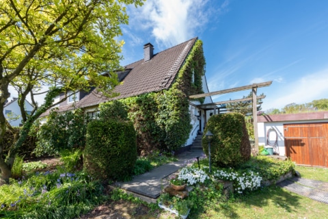 Charmante Doppel­haus­hälfte im Grünen in bester Lage von Essen-Heidhausen (Erbbau­recht), 45239 Essen / Heidhausen, Doppelhaushälfte