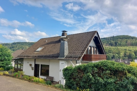 Gebor­genheit trifft Vielfalt – Traumhaus mit Einlie­ger­wohnung in begehrter Lage, 51645 Gummersbach, Einfamilienhaus
