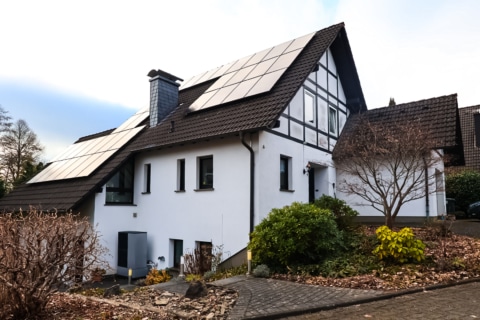 Famili­en­idylle mit Zukunft: Einfa­mi­li­enhaus mit Einlie­ger­wohnung und moderner Energietechnik, 51588 Nümbrecht, Zweifamilienhaus