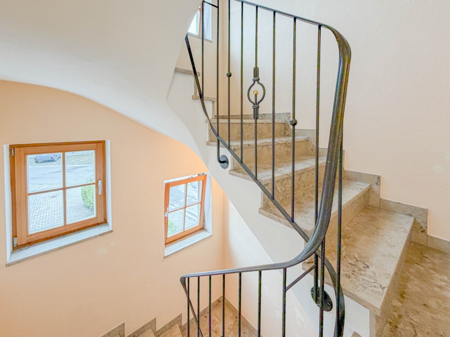 Treppenhaus - Charmantes, denkmalgeschütztes MFH in Bad Tölz – saniert, vermietet & mit Zukunftspotenzial