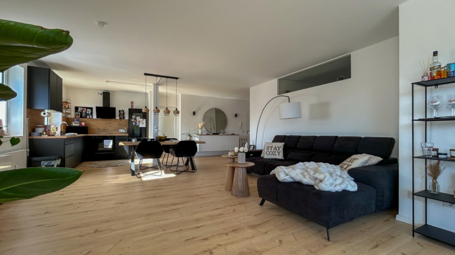 Wohn-/Essbereich - TRAUMHAFTE CITYWOHNUNG MIT BLICK ZUR EMS - FRISCH SANIERT