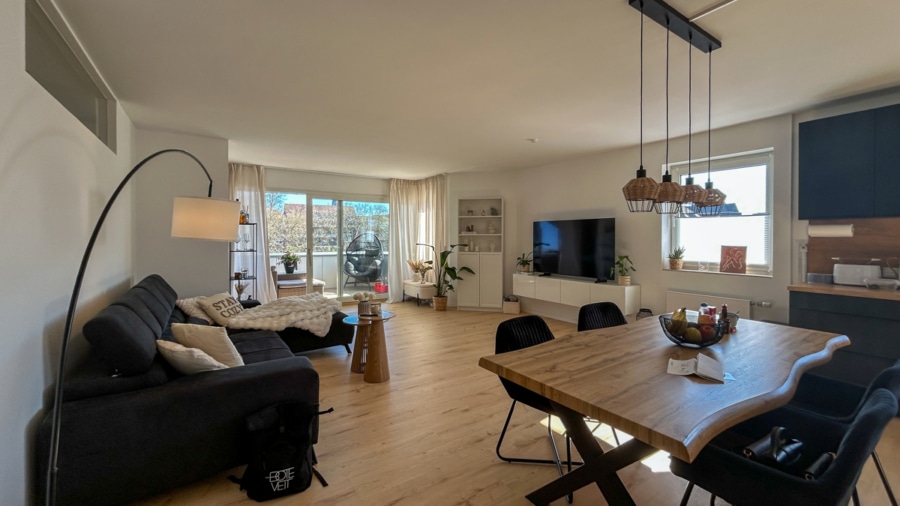 Wohn-/Essbereich - TRAUMHAFTE CITYWOHNUNG MIT BLICK ZUR EMS - FRISCH SANIERT