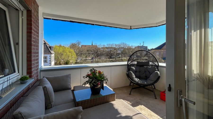 Loggia - TRAUMHAFTE CITYWOHNUNG MIT BLICK ZUR EMS - FRISCH SANIERT