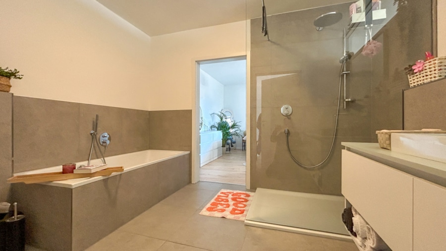 Badezimmer - TRAUMHAFTE CITYWOHNUNG MIT BLICK ZUR EMS - FRISCH SANIERT