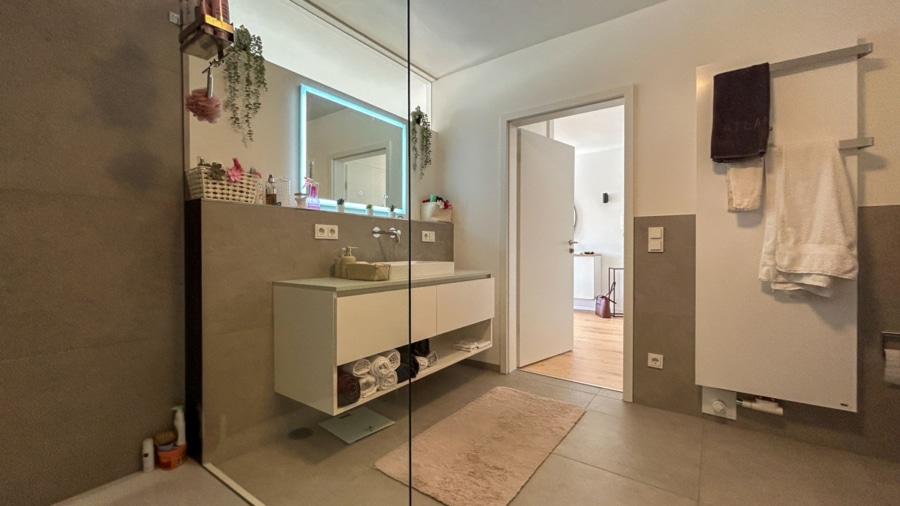 Badezimmer - TRAUMHAFTE CITYWOHNUNG MIT BLICK ZUR EMS - FRISCH SANIERT