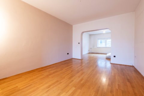 Helle Eigen­tums­wohnung mit großzü­gigem Wohnbe­reich in gefragter Lage, 45145 Essen / Frohnhausen, Etagenwohnung