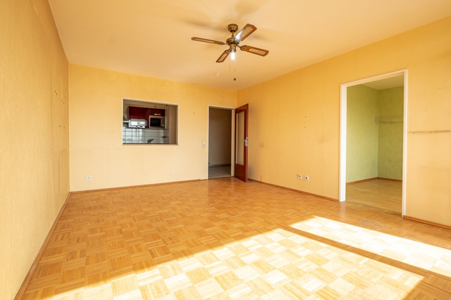 Wohnzimmer mit Durchgang zum Schlafzimmer - Sonnenuntergänge, Skyline & Domblick - Ihr neues Zuhause in Köln Höhenhaus