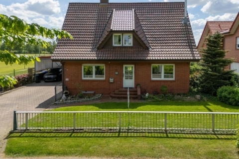 Großzü­giges Ein- / Zweifa­mi­li­enhaus mit modernem Wohnkomfort in guter Lage von&nbsp;Twist, 49767 Twist, Zweifamilienhaus