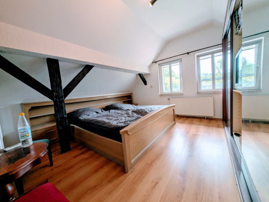 Schlafzimmer DG - Charmantes Gastronomieensemble mit Traumwohnung – perfektes Zusammenspiel aus Leben und Beruf!