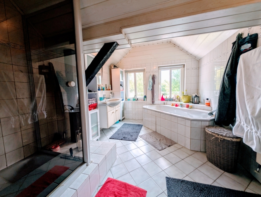 Badezimmer DG - Charmantes Gastronomieensemble mit Traumwohnung – perfektes Zusammenspiel aus Leben und Beruf!