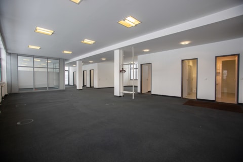 Modernes Bürokonzept: Flexi­bi­lität, Sicht­barkeit und Raum für Lager­mög­lich­keiten und Produktion, 85737 Ismaning, Halle
