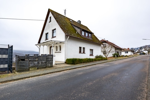 *reser­viert* Einfa­mi­li­enhaus mit Gestaltungspotenzial, 57555 Mudersbach, Einfamilienhaus
