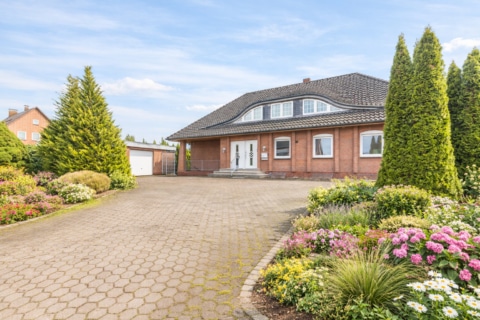 Großzü­giges Einfa­mi­li­enhaus mit Einlie­ger­wohnung auf 2.283 m² Grundstück, 27211 Bassum, Zweifamilienhaus
