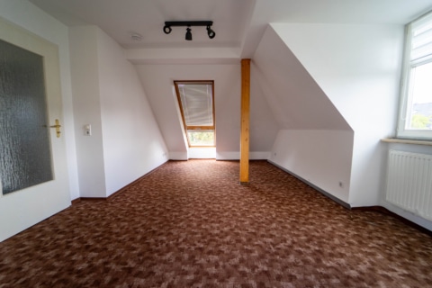 Charmante 2-Raum-Dachge­schoss­wohnung mit franzö­si­schem Balkon in Hartmannsdorf, 09232 Hartmannsdorf, Dachgeschosswohnung