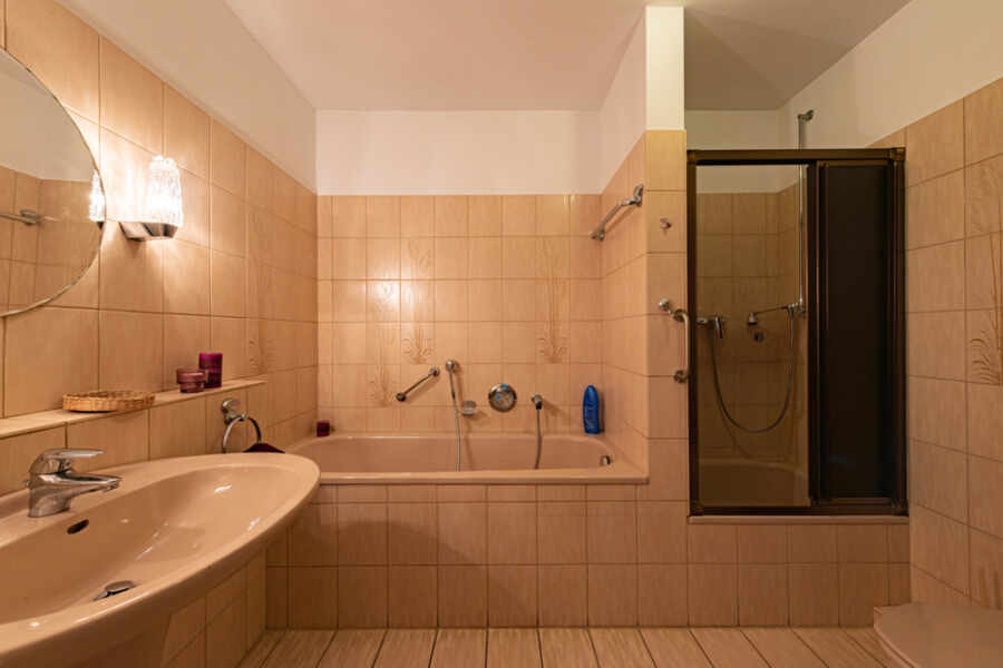 Viel Platz für Sie und Ihre Familie im Haumannviertel! - Badezimmer mit Wanne und Dusche