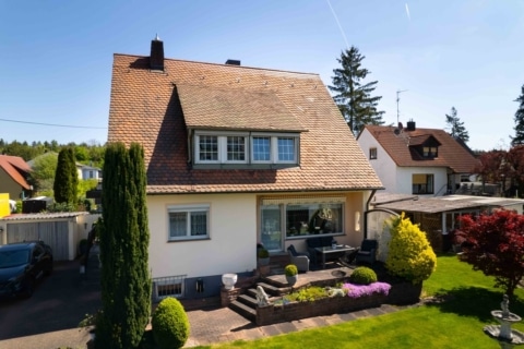 Charmantes Einfa­mi­li­enhaus mit Garten­idylle in Nürnberg-Altenfurt, 90475 Nürnberg / Altenfurt, Einfamilienhaus