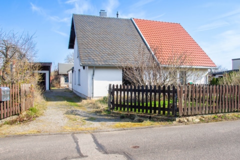 Rosannas Rosen­garten, 09232 Hartmannsdorf, Doppelhaushälfte