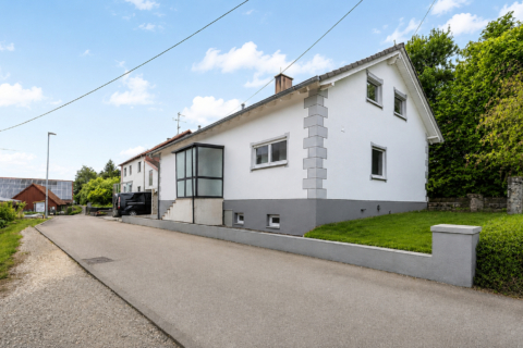 Viel Platz für zwei Generationen – modernisiertes Einfamilienhaus mit genehmigter Einliegerwohnung, 89604 Allmendingen, Einfamilienhaus