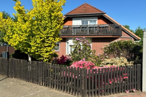 Viel Platz für Ihre Träume: Zweifa­mi­li­enhaus mit Einlie­ger­wohnung und idylli­schem Grundstück, 30853 Langenhagen, Zweifamilienhaus