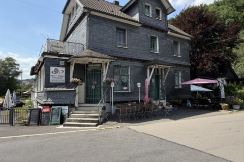 Charmante Fachwerk-Gaststätte mit Wohnung – Voll ausge­stattet & bereit für neue Gastgeber!, 51588 Nümbrecht, Gastronomie und Wohnung