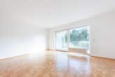 Wohnbereich mit Zugang zum Balkon