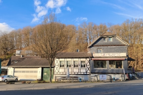 Kapital­starkes Objekt an Haupt­ver­kehrs­straße – Gastro­nomie & Wohnflächen, 51588 Nümbrecht, Haus