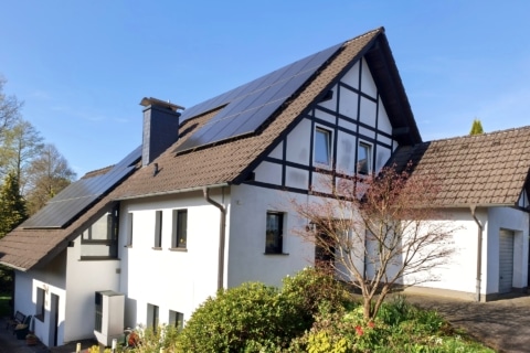 Modernes Einfa­mi­li­enhaus inkl. Einlie­ger­wohnung und effizi­enter Energielösung, 51588 Nümbrecht, Zweifamilienhaus