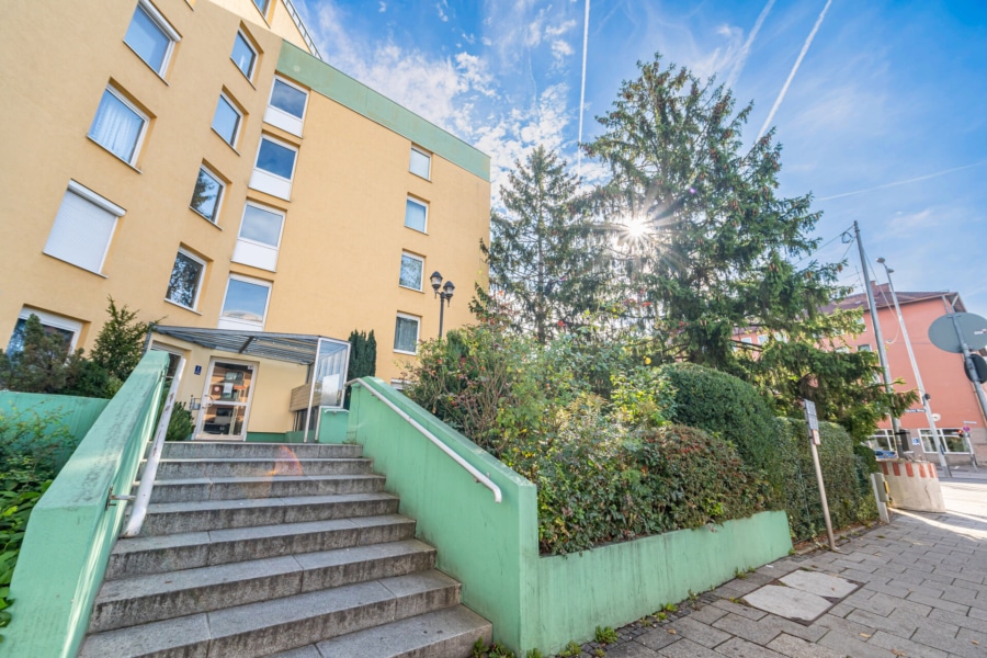 Ansicht Zugang Gebäude - Charmantes 1-Zimmer-Apartment mit Balkon – Nähe BMW / Olympiapark