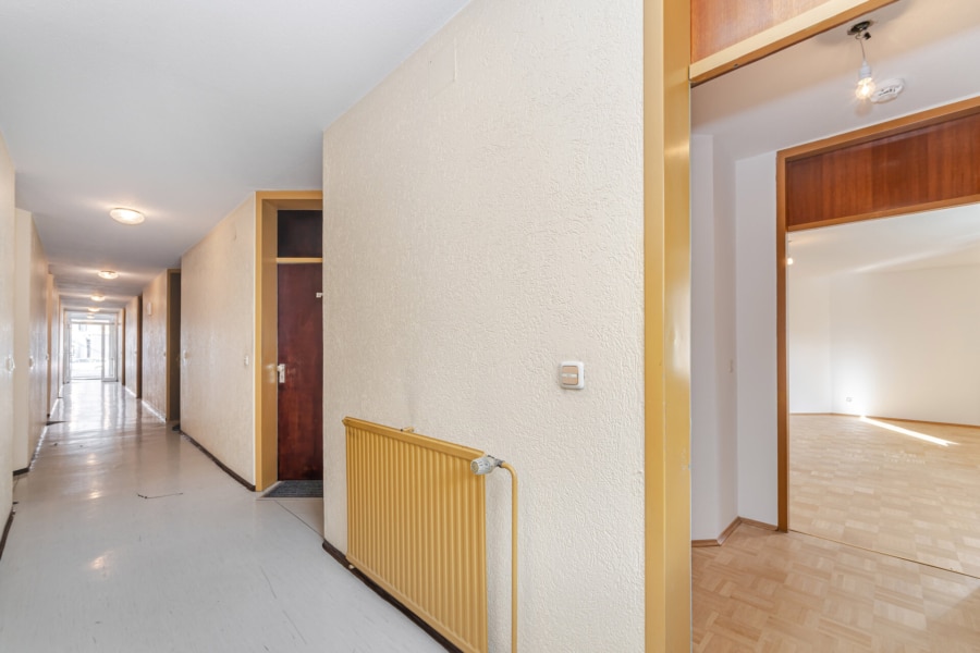 Flur und Blick in die Wohnung - Charmantes 1-Zimmer-Apartment mit Balkon – Nähe BMW / Olympiapark