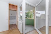 Blick in die Küche und auf den Balkon