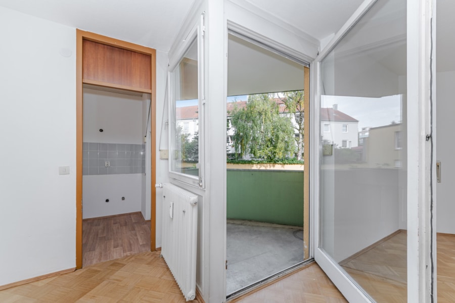 Blick in die Küche und auf den Balkon - Charmantes 1-Zimmer-Apartment mit Balkon – Nähe BMW / Olympiapark