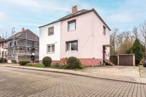 Renovie­rungs­be­dürftige Doppel­haus­hälfte mit großem Grund­stück in Alten­essen Süd, 45326 Essen / Altenessen-Süd, Doppelhaushälfte