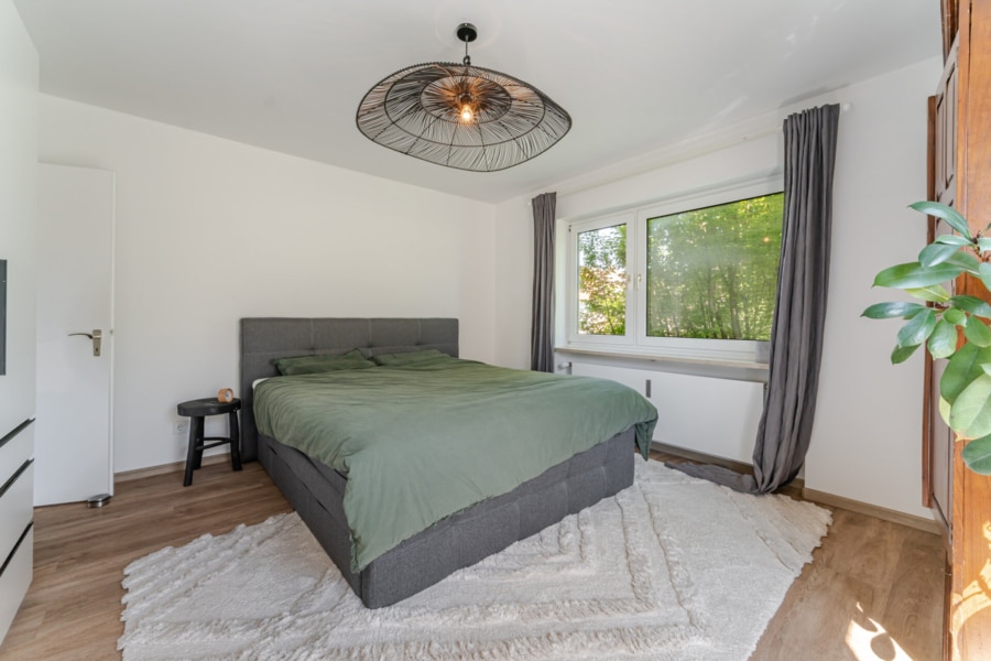 Schlafzimmer – Gesamtansicht:  Platz satt und viel Licht: Das Schlafzimmer bietet Raum für Ruhe, Stauraum und Morgensonne. - Licht, Luft & Lebensfreude – 2 Zimmer zum Verlieben in Berg am Laim