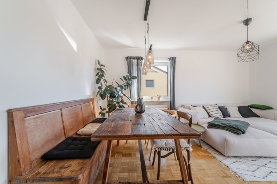 Liebe zum Detail: Der Essbereich mit rustikalem Holztisch, stilvoller Leuchte und Platz für Freunde und Familie – perfekt für gemeinsame Abende - Licht, Luft & Lebensfreude – 2 Zimmer zum Verlieben in Berg am Laim