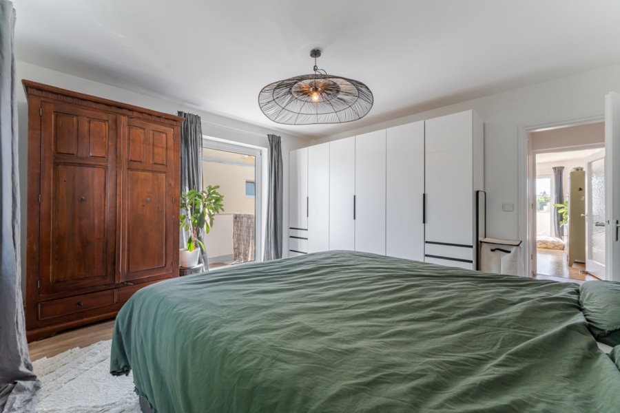 Blick durchs Schlafzimmer Richtung Flur & Wohnzimmer:  Gut geschnitten, gut durchdacht – die Räume sind hell, offen und harmonisch verbunden - Licht, Luft & Lebensfreude – 2 Zimmer zum Verlieben in Berg am Laim