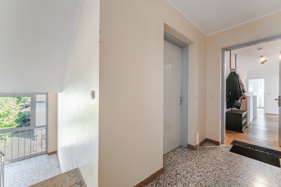 Flur mit Garderobe Praktisch und modern: der großzügige Flur mit Garderobenbereich, moderner Beleuchtung und viel Stauraum – ideal zum Ankommen und Wohlfühlen - Licht, Luft & Lebensfreude – 2 Zimmer zum Verlieben in Berg am Laim