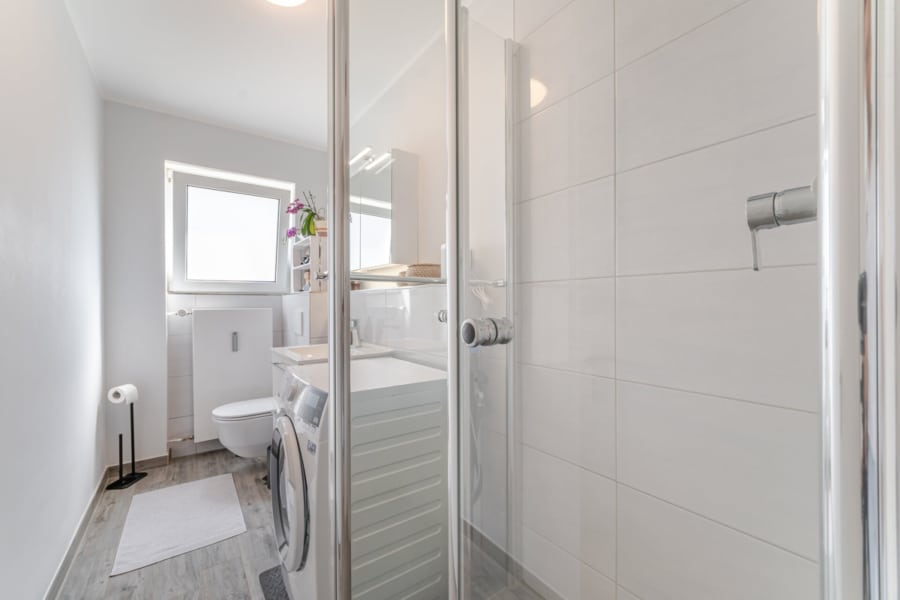 Frisch renoviert: Das Bad mit Fenster, begehbarer Dusche und Waschmaschinenanschluss – clever durchdacht und modern umgesetzt. - Licht, Luft & Lebensfreude – 2 Zimmer zum Verlieben in Berg am Laim